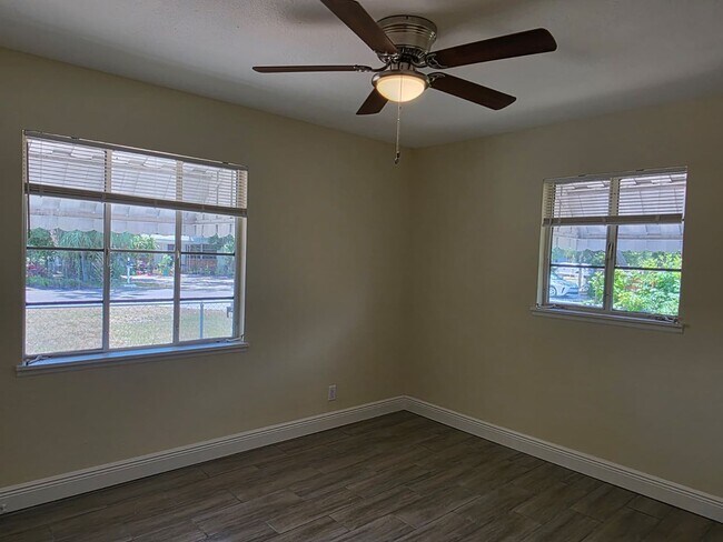Building Photo - Updated 2 Bedroom 1 Bath in Central Gulfport