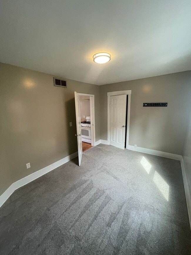 Building Photo - 3368-3374 N Booth St 6 unit