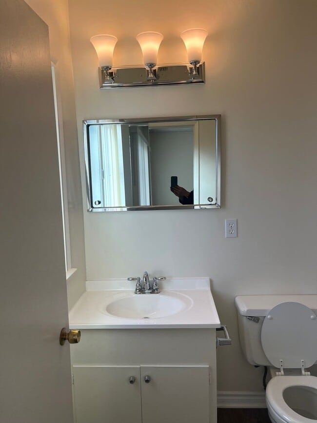 Building Photo - Beautiful 4 Bedroom Home in Huntington Beach