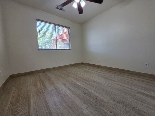 Building Photo - 3 bedroom 2 bathroom in NW Visalia!