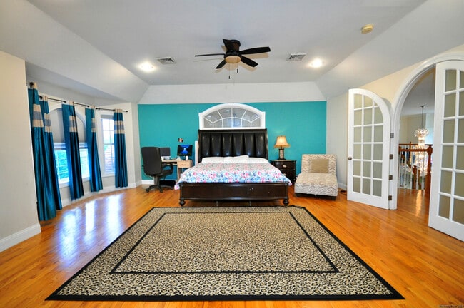 Building Photo - 3 Maplecrest Ln