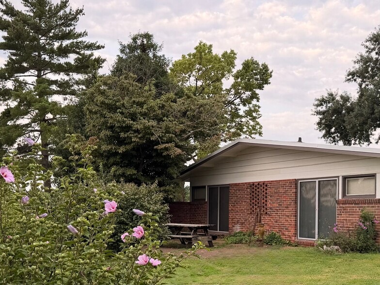 Building Photo - 2205 Country Club Dr