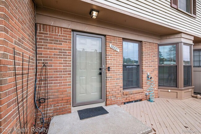 Building Photo - 38887 Country Cir