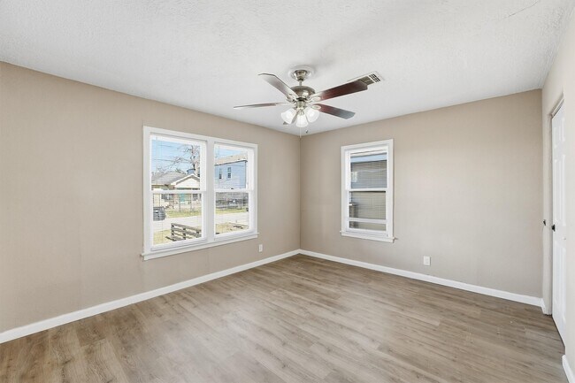 Building Photo - 1110 E 27th St