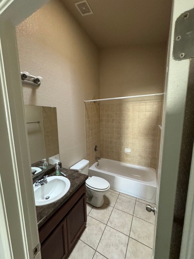 Building Photo - Charming smart 3BR House in El Paso with S...