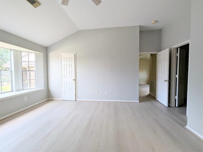 Building Photo - 4521 Stonebridge Dr