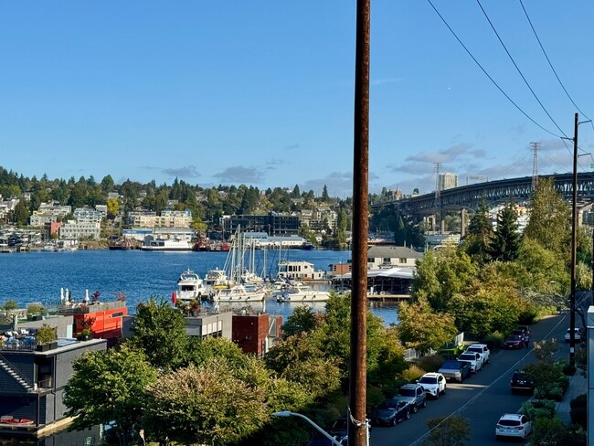 Building Photo - Eastlake Townhome with Commanding Views