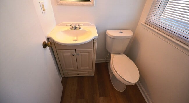 Building Photo - 6 Bedrooms-Little Neck Area