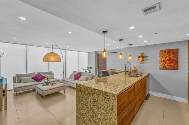 Building Photo - 7601 E Treasure Dr