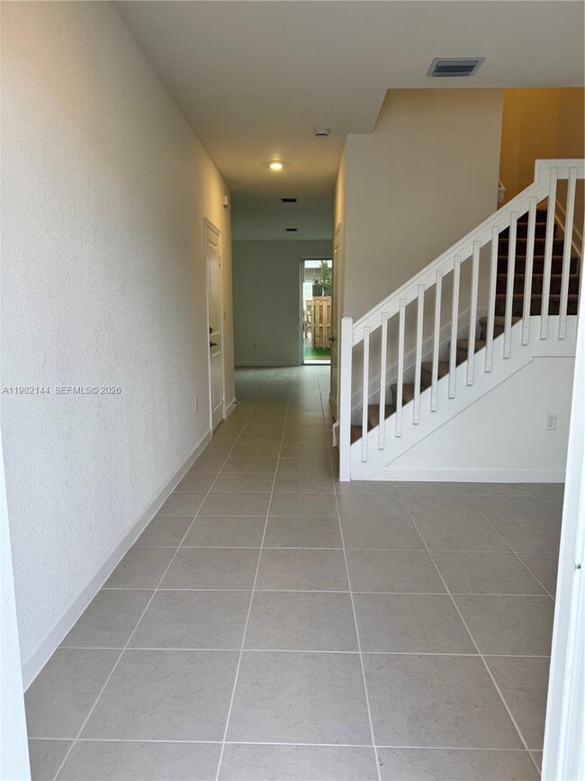 Building Photo - 656 SE 14th Ct