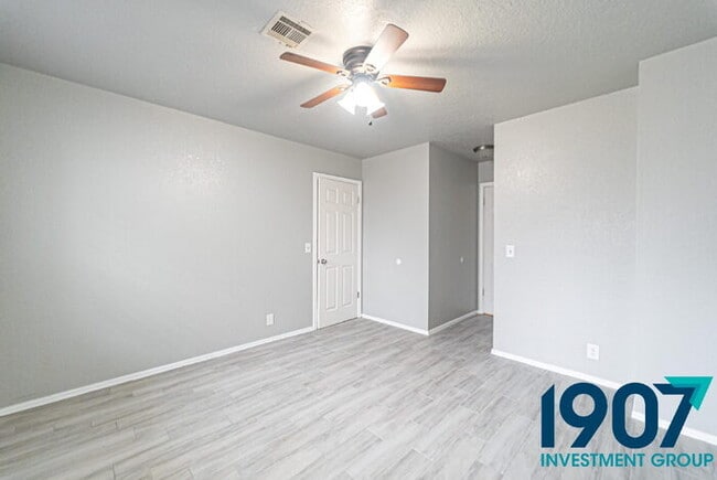 Building Photo - Updated 2-Bed, 1.5-Bath Townhome in NW Nor...