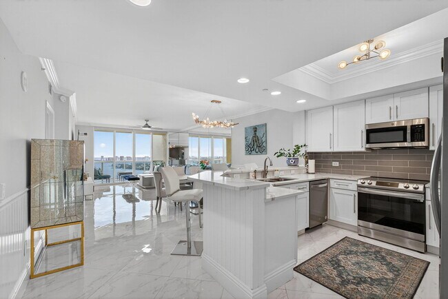 Building Photo - 2650 Lake Shore Dr