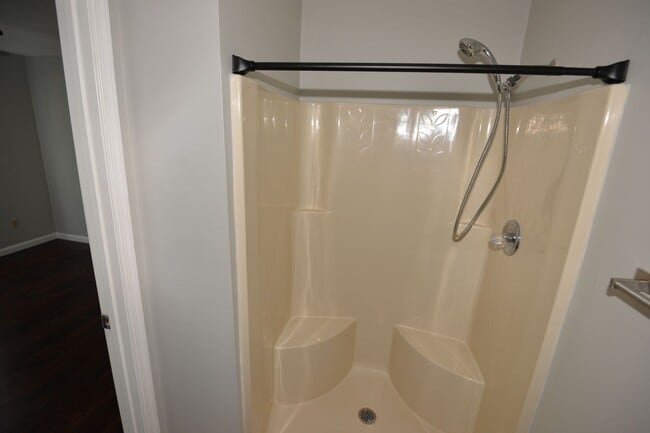 Building Photo - 3 Bedroom Townhome in Kempsville Lakes