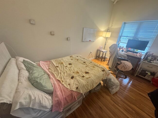 Building Photo - 450 7th St