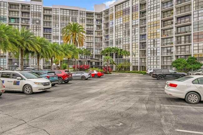 Building Photo - 800 Parkview Dr