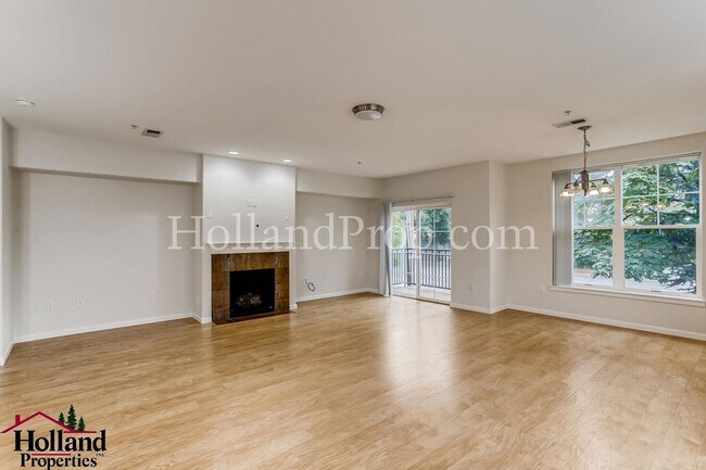 Building Photo - Wonderful 3 Story Condo in Hillsboro!