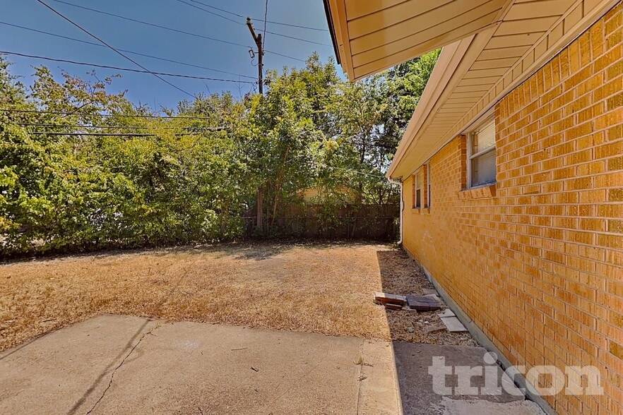 Building Photo - 204 NW Jayellen Ave