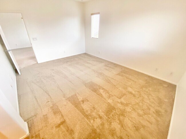 Building Photo - CUTE 3 BEDROOM / 2.5 BATHROOMS, TOWNHOME W...