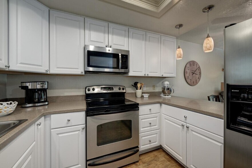 Building Photo - 1324 Chateau Cmn