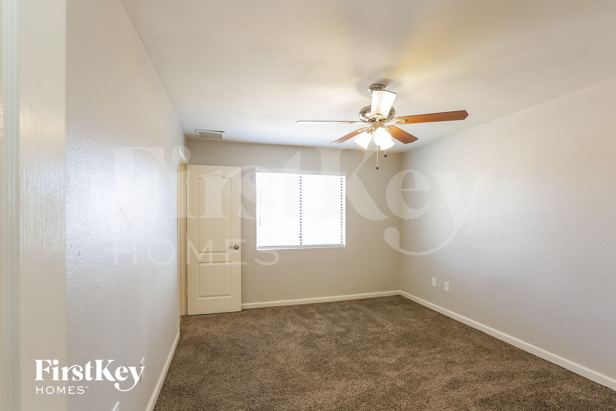 Building Photo - 425 E Julie Dr