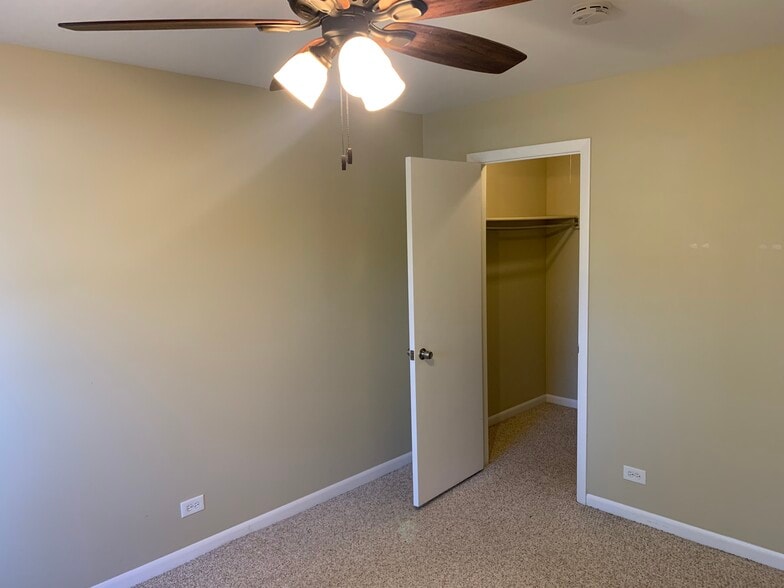 Master bed walk-in closet - 442 Thornhill Ln