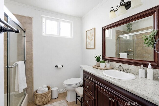 Building Photo - 7044 White Oak Ave