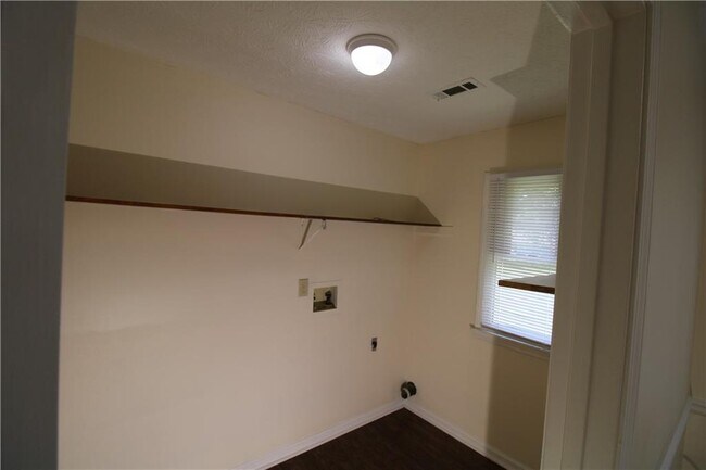 Building Photo - 2320 Ridgedale Dr SW