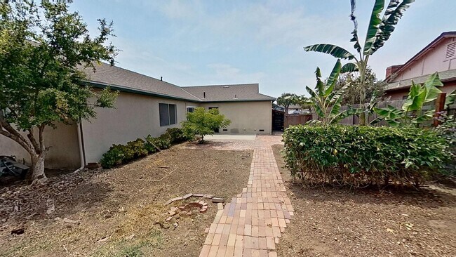 Building Photo - 4 Bedroom/2 Bathroom house in Goleta