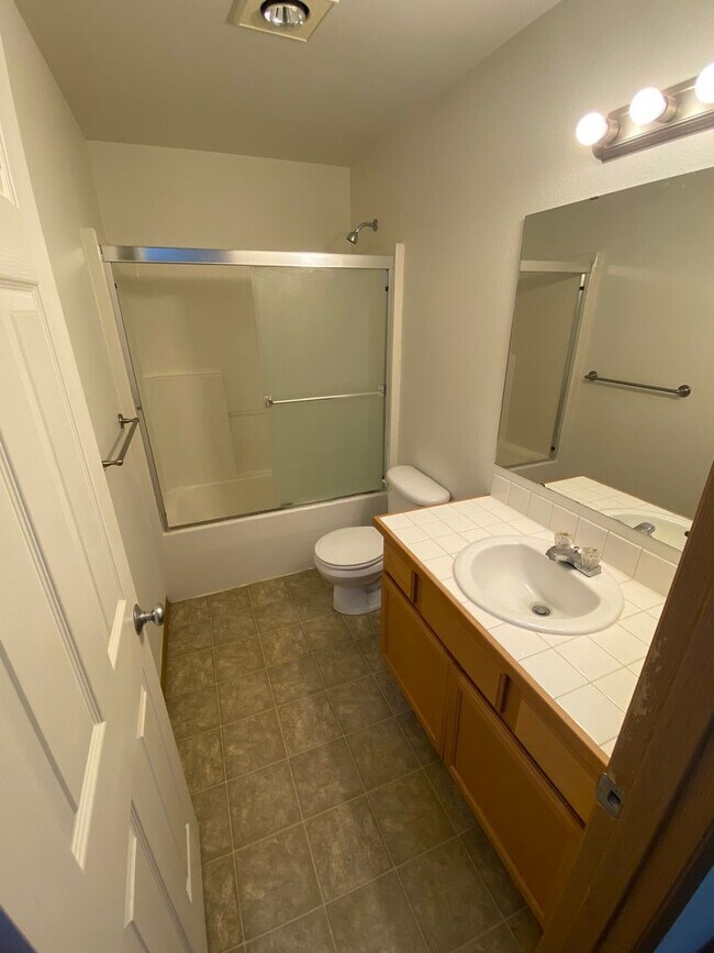 Building Photo - 3.bd/2.5ba Townhouse in Puyallup