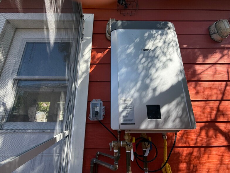 Building Photo - 359 W Amar St