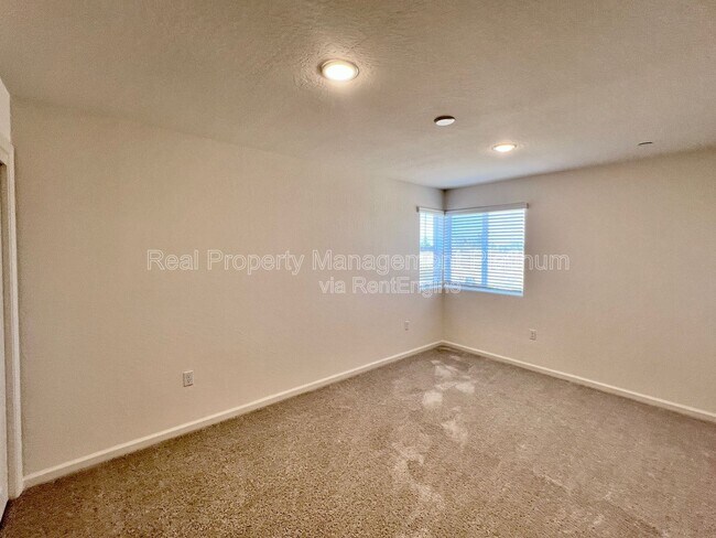 Building Photo - 2059 N Wagon Ln
