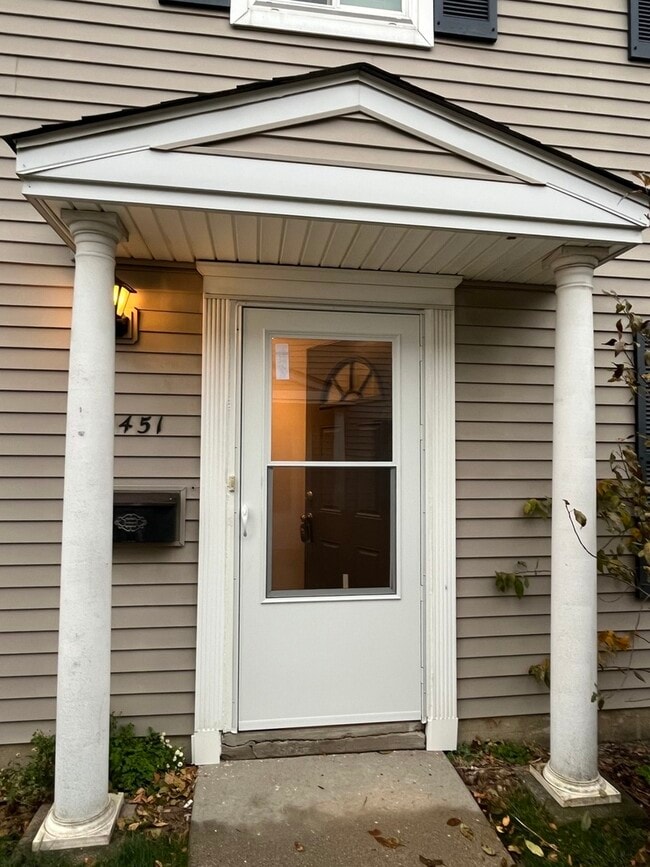 Building Photo - 1451 Cove Dr