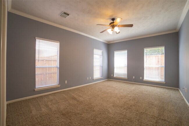 Building Photo - 10035 Magnolia Way