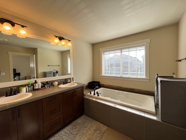 Building Photo - Lovely 3 Bed + 2.5 Bath in Bethany Creek F...