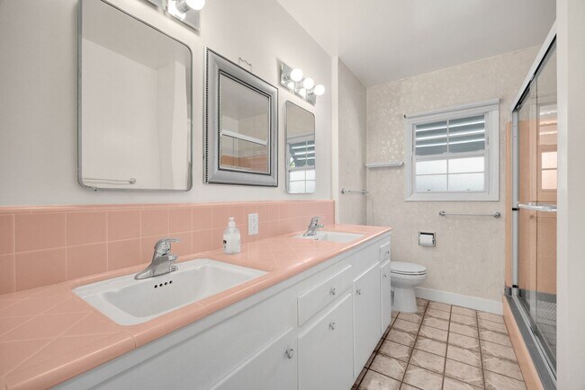 Building Photo - Desirable Fullerton Home 4 Bed 2 Bath w/ Pool & Jacuzzi