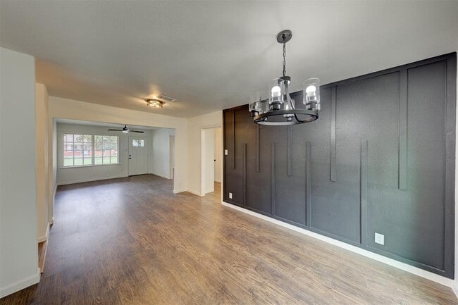 Building Photo - 2112 Walnut Ln