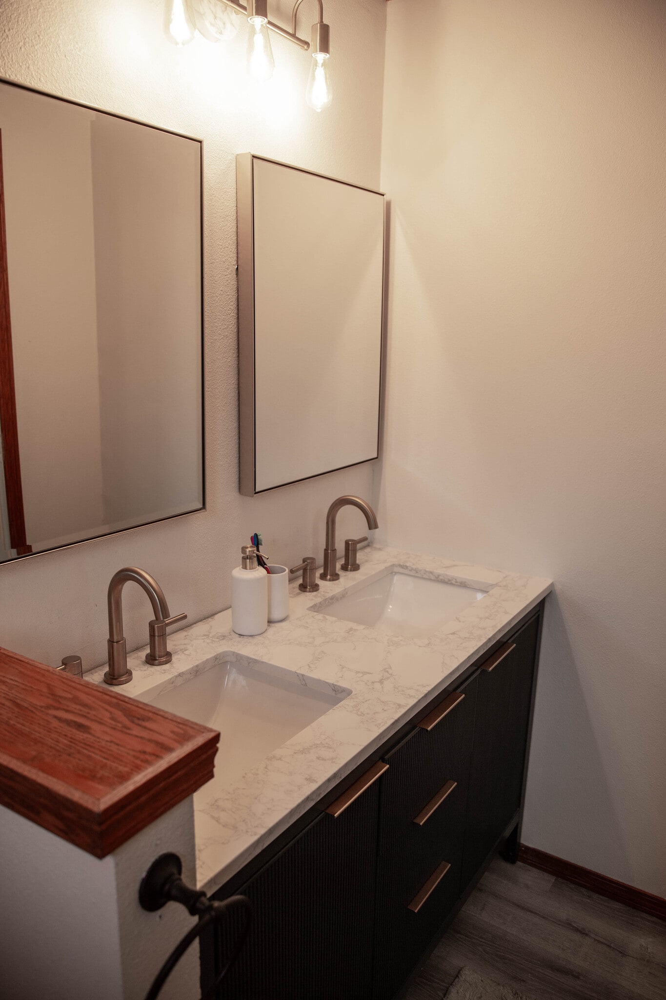 Building Photo - 6647 N Astor St