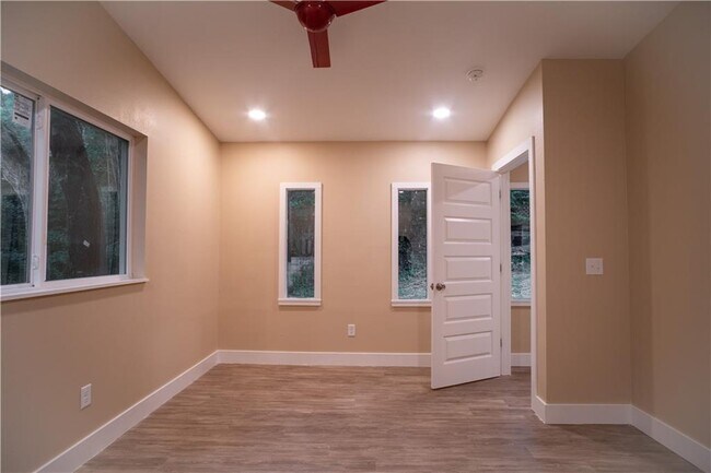 Building Photo - 453 S Mashburn Ave