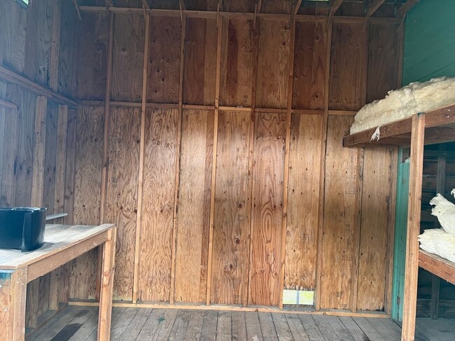 Building Photo - Upstairs 1 bedroom apartment with garage!