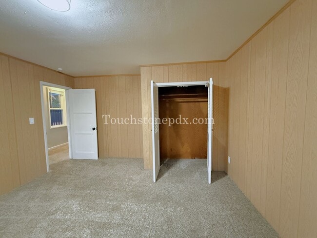 Building Photo - Bright Milwaukie Home with Deck and Large Yard!