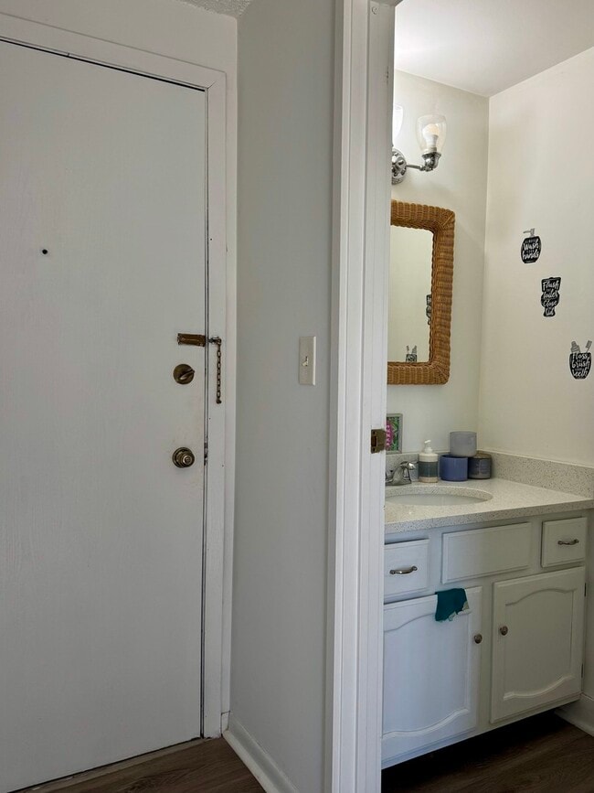 Building Photo - 13 Parkside Ct