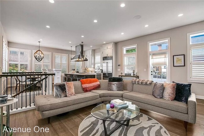 Building Photo - 3 br, 2.5 bath House - 957 W McGraw St #2