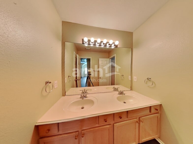 Building Photo - 3203 Farrel Hill St