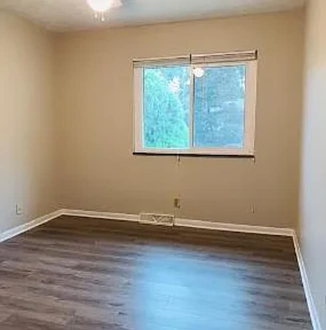 Building Photo - 13828 Y Cir