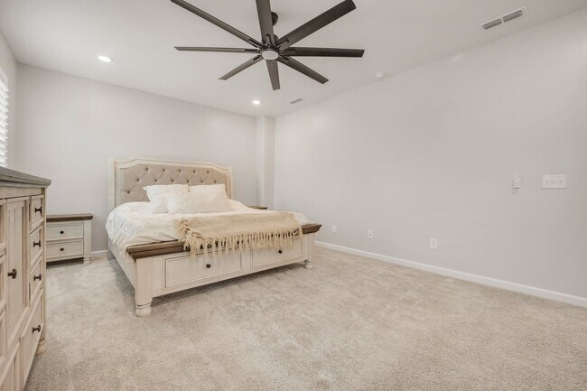 Building Photo - Spacious 5-Bedroom Home with Modern Upgrad...