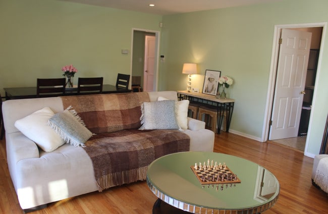 Living room - 3283 Kelton Ave