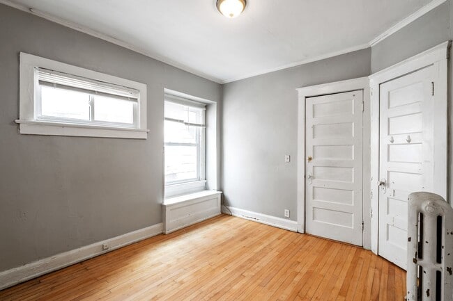 Building Photo - Maryland Upper steps to UWM