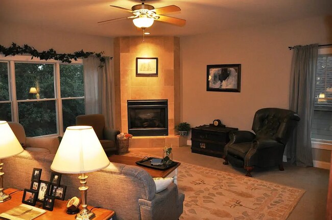 Building Photo - 4627 Sunburst Dr