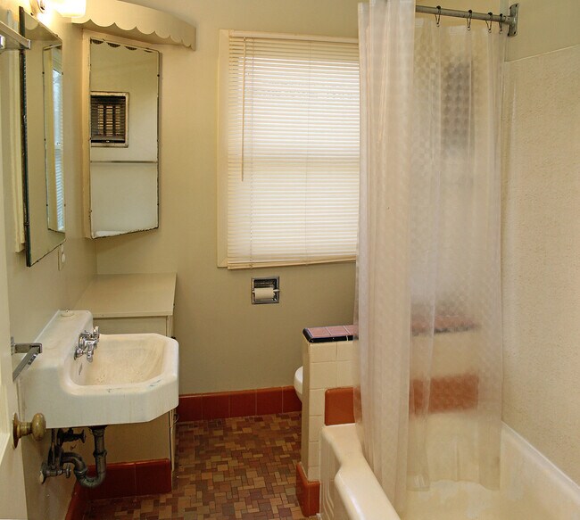 Building Photo - 5112-5116 NE 32nd Ave