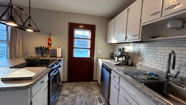 Building Photo - 3 Bedroom 1.5 bath House